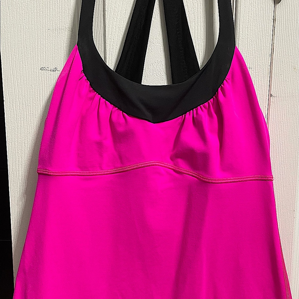Women’s Size 8 Lululemon top. Like New.